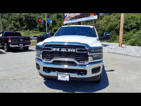 Used 2025 RAM 2500 Big Horn AWD/4WD image 3