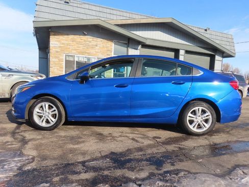 Used 2017 Chevrolet Cruze LT FWD image 8
