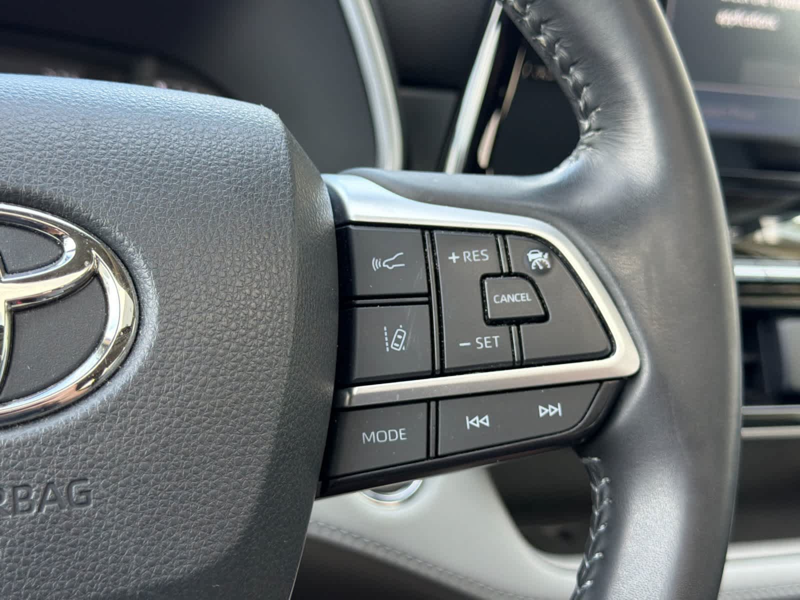 Used 2022 Toyota Highlander XLE FWD image 27