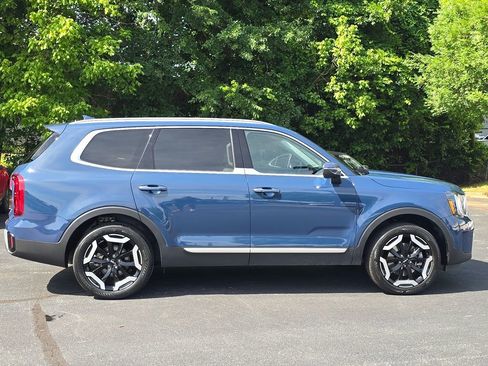 Used 2024 Kia Telluride S w/ S Sunroof Package FWD image 2