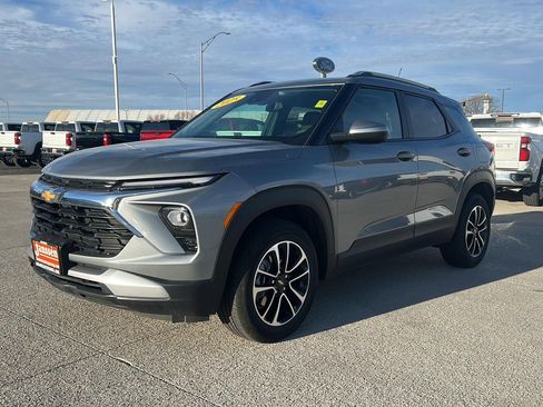 Used 2025 Chevrolet TrailBlazer LT image 2