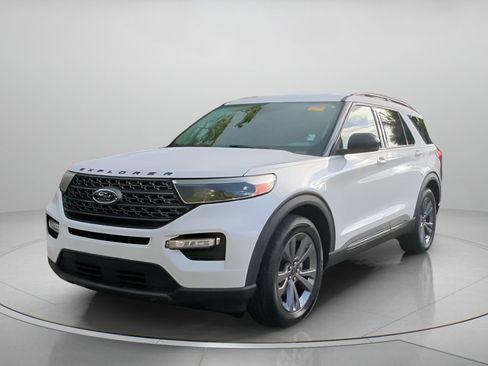 Certified 2022 Ford Explorer XLT w/ Equipment Group 202A RWD image 11