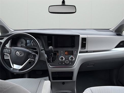Used 2017 Toyota Sienna LE image 17