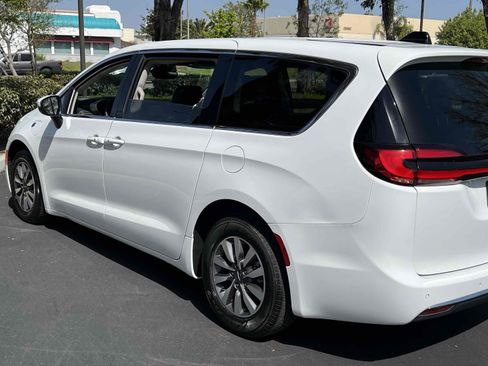Used 2023 Chrysler Pacifica Touring-L image 49