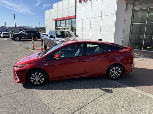 Certified 2021 Toyota Prius Prime Limited FWD image 5
