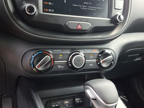 Certified 2025 Kia Soul LX w/ LX Technology Package FWD image 15