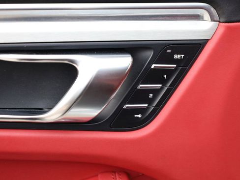 Used 2015 Porsche Macan Turbo image 32