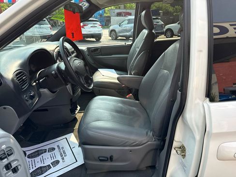 Used 2005 Chrysler Town & Country Touring FWD image 10