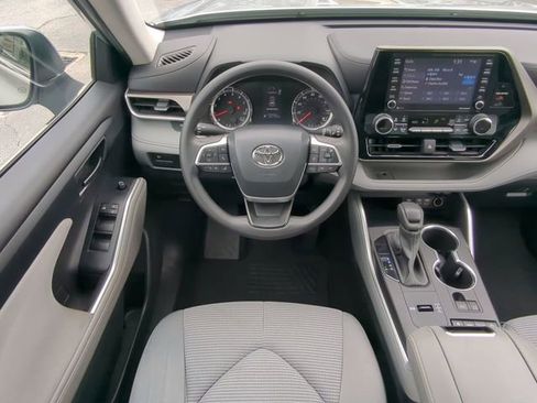Used 2022 Toyota Highlander L image 19