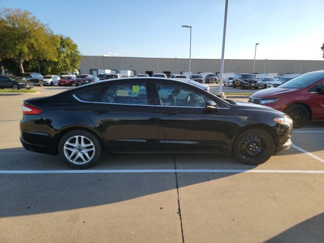 Used 2016 Ford Fusion SE FWD image 4