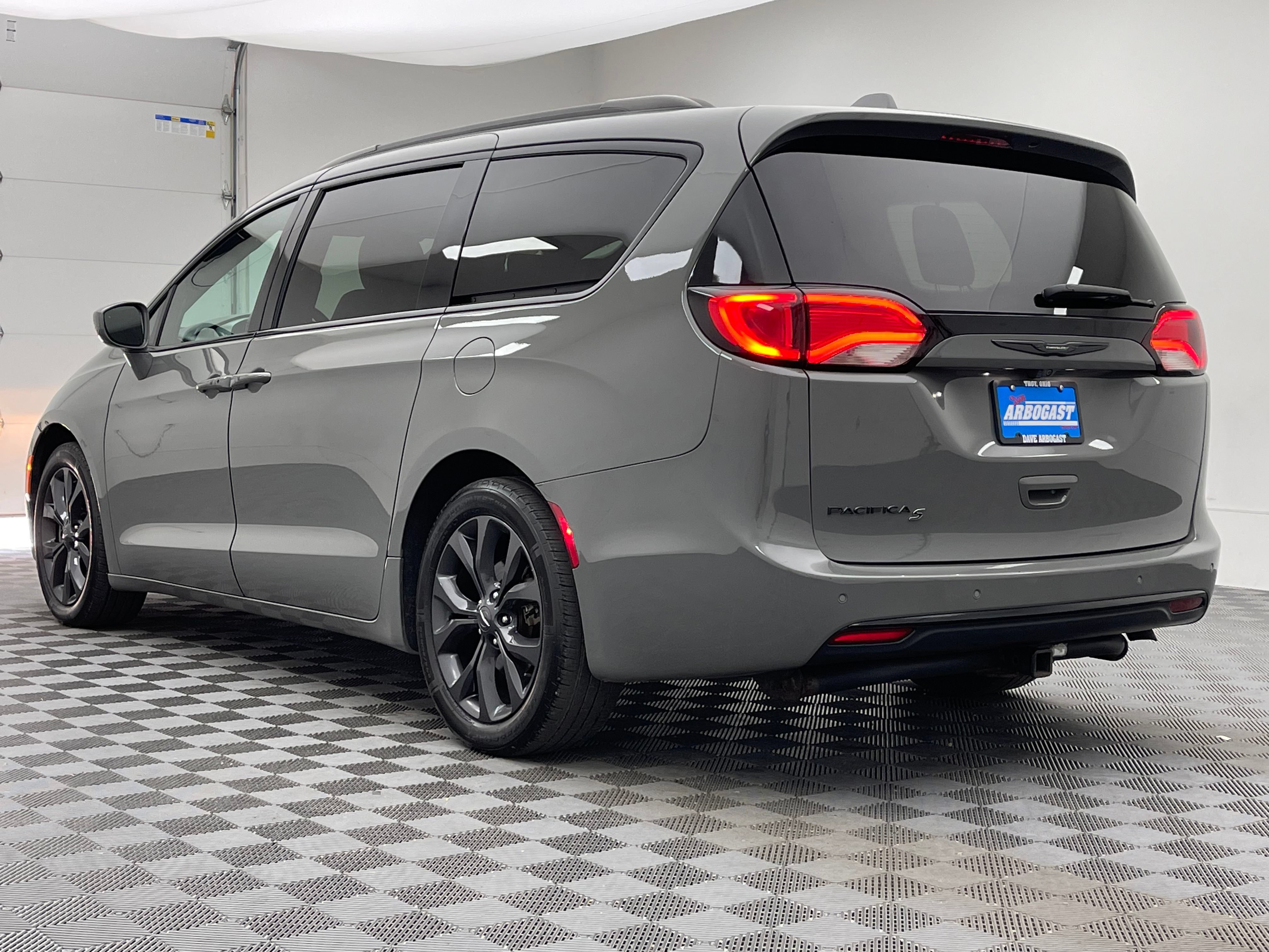 Used 2020 Chrysler Pacifica Touring-L Plus w/ S Appearance Package FWD image 11