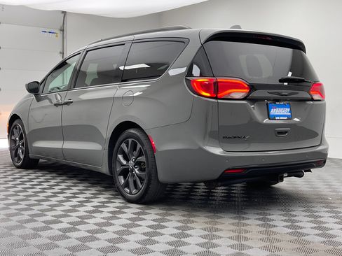 Used 2020 Chrysler Pacifica Touring-L Plus w/ S Appearance Package FWD image 11