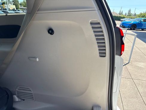 Used 2022 Chrysler Pacifica Touring-L FWD image 28