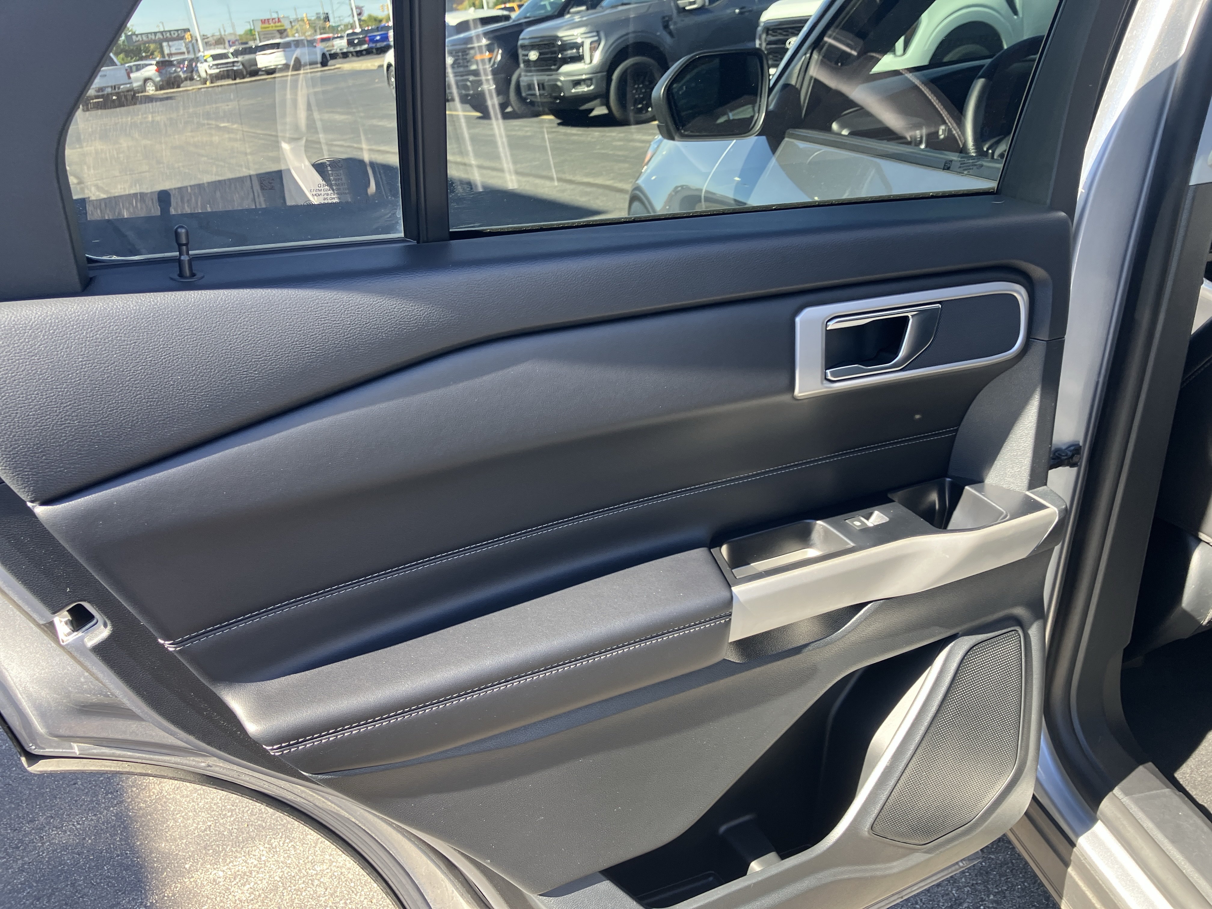 Used 2021 Ford Explorer XLT w/ Equipment Group 202A AWD/4WD image 16