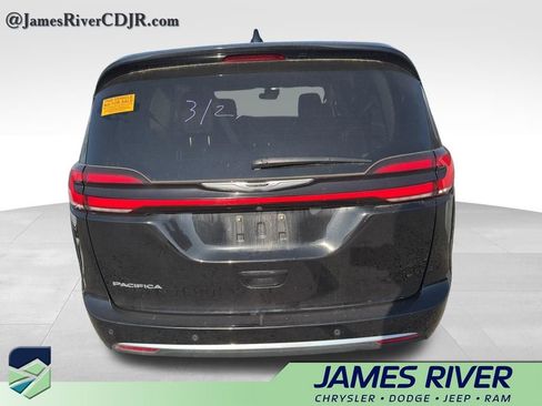 Used 2024 Chrysler Pacifica Touring-L image 6