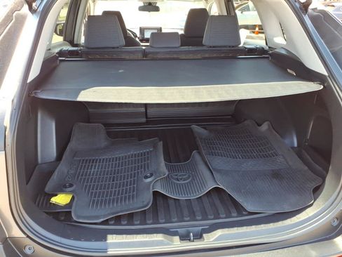 Used 2021 Toyota RAV4 LE FWD image 7