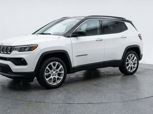 Used 2025 Jeep Compass Limited AWD/4WD image 3