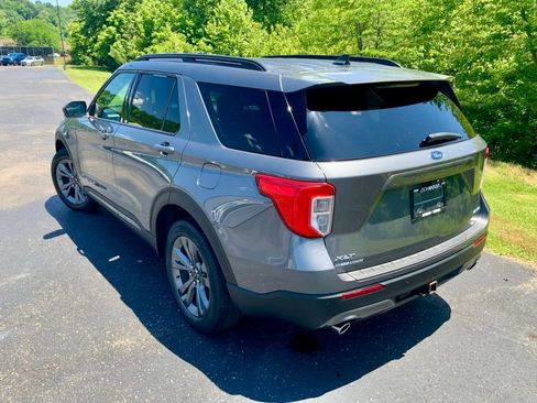 Used 2022 Ford Explorer XLT w/ Equipment Group 202A AWD/4WD image 12