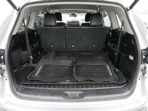 Used 2018 Toyota Highlander XLE image 18