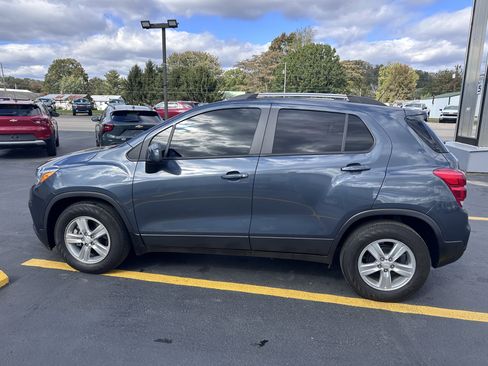 Used 2022 Chevrolet Trax LT w/ LT Convenience Package image 6