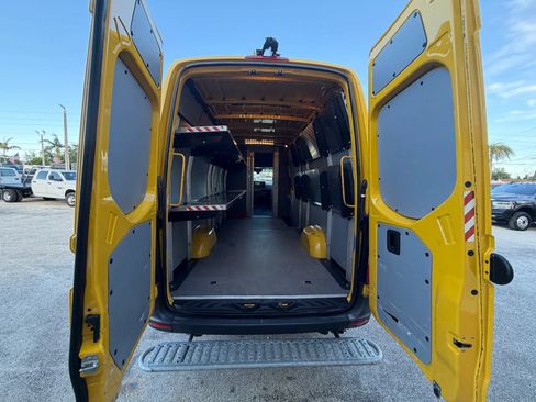 Used 2021 Mercedes-Benz Sprinter 2500 image 5