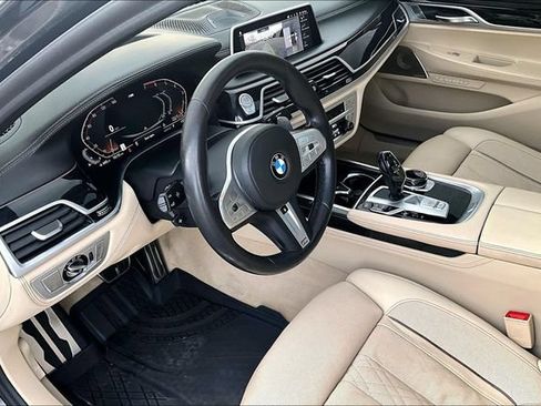 Used 2020 BMW 750i xDrive w/ Executive Package AWD/4WD image 19