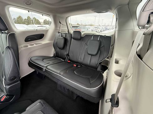 Used 2023 Chrysler Pacifica Limited image 19
