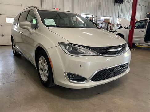 Used 2017 Chrysler Pacifica Touring-L w/ Tire & Wheel Group FWD image 4