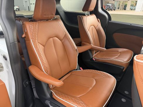 Used 2024 Chrysler Pacifica Pinnacle AWD/4WD image 15