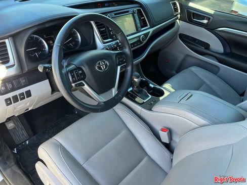 Used 2019 Toyota Highlander Limited w/ Carpet Mat Package (TMS) AWD/4WD image 19