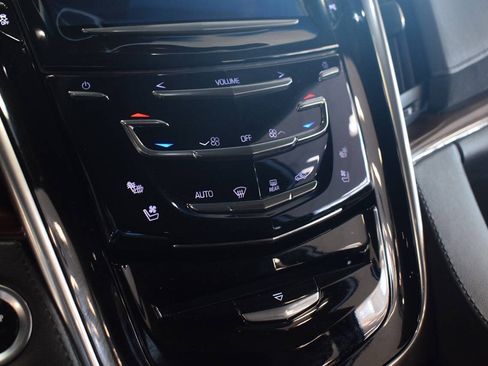 Used 2019 Cadillac Escalade ESV Luxury RWD image 38