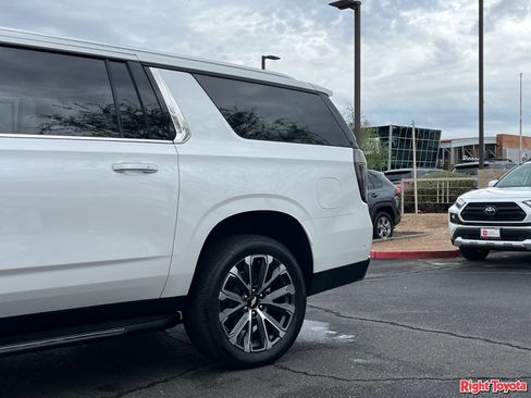 Used 2025 Chevrolet Suburban High Country AWD/4WD image 10