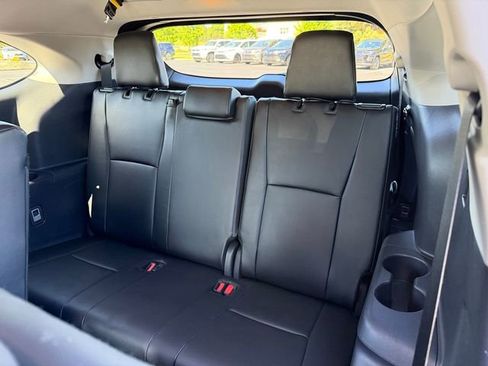 Certified 2024 Toyota Highlander XLE AWD/4WD image 16