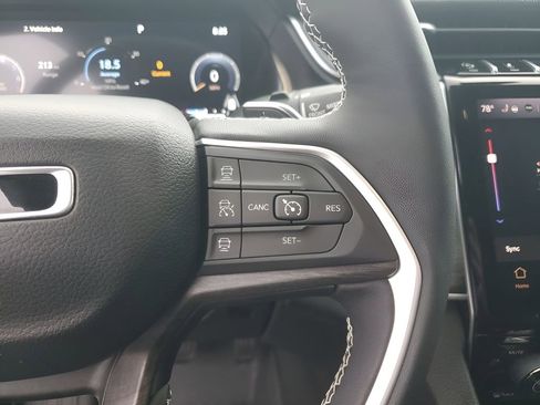 Used 2024 Jeep Grand Cherokee Limited w/ Black Appearance Package image 34