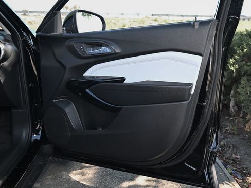 New 2026 Chevrolet Trax LT w/ LPO, Blackout Package FWD image 33