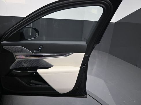 Certified 2023 BMW 760i xDrive image 24