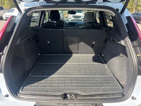 Used 2024 Volvo XC40 B5 Plus image 7