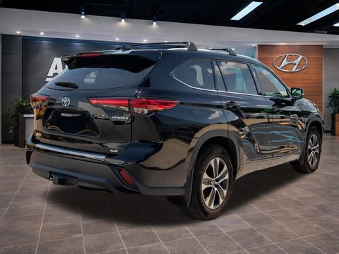 Used 2022 Toyota Highlander XLE AWD/4WD image 13
