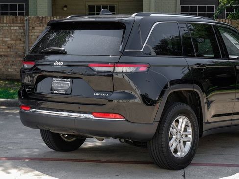 Used 2022 Jeep Grand Cherokee Laredo w/ Luxury Tech Group I image 17