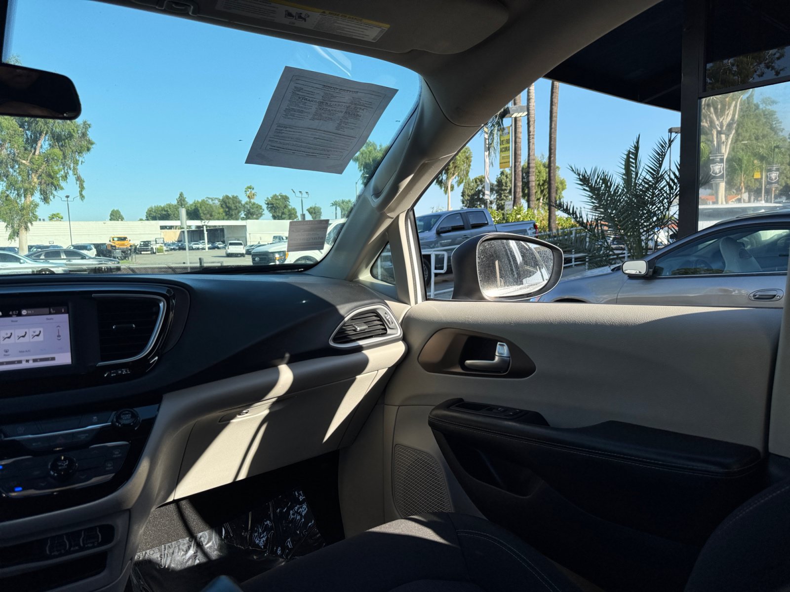 Used 2022 Chrysler Voyager LX FWD image 22