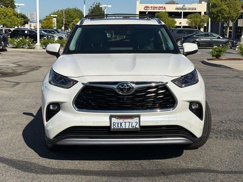 Used 2021 Toyota Highlander Platinum FWD image 2