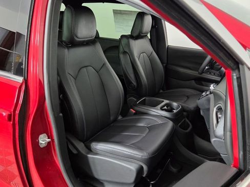 New 2026 Chrysler Pacifica Select image 36