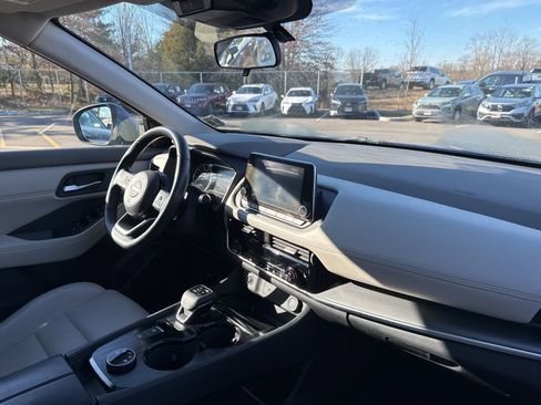 Used 2023 Nissan Rogue SV w/ SV Premium Package image 14