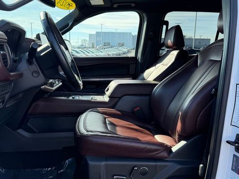 Used 2024 Ford Expedition Limited image 12