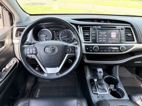 Used 2019 Toyota Highlander XLE AWD/4WD image 15