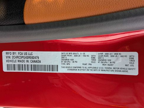 Used 2025 Chrysler Pacifica Pinnacle w/ Trailer Tow Group AWD/4WD image 32