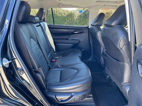 Used 2020 Toyota Highlander XLE image 34