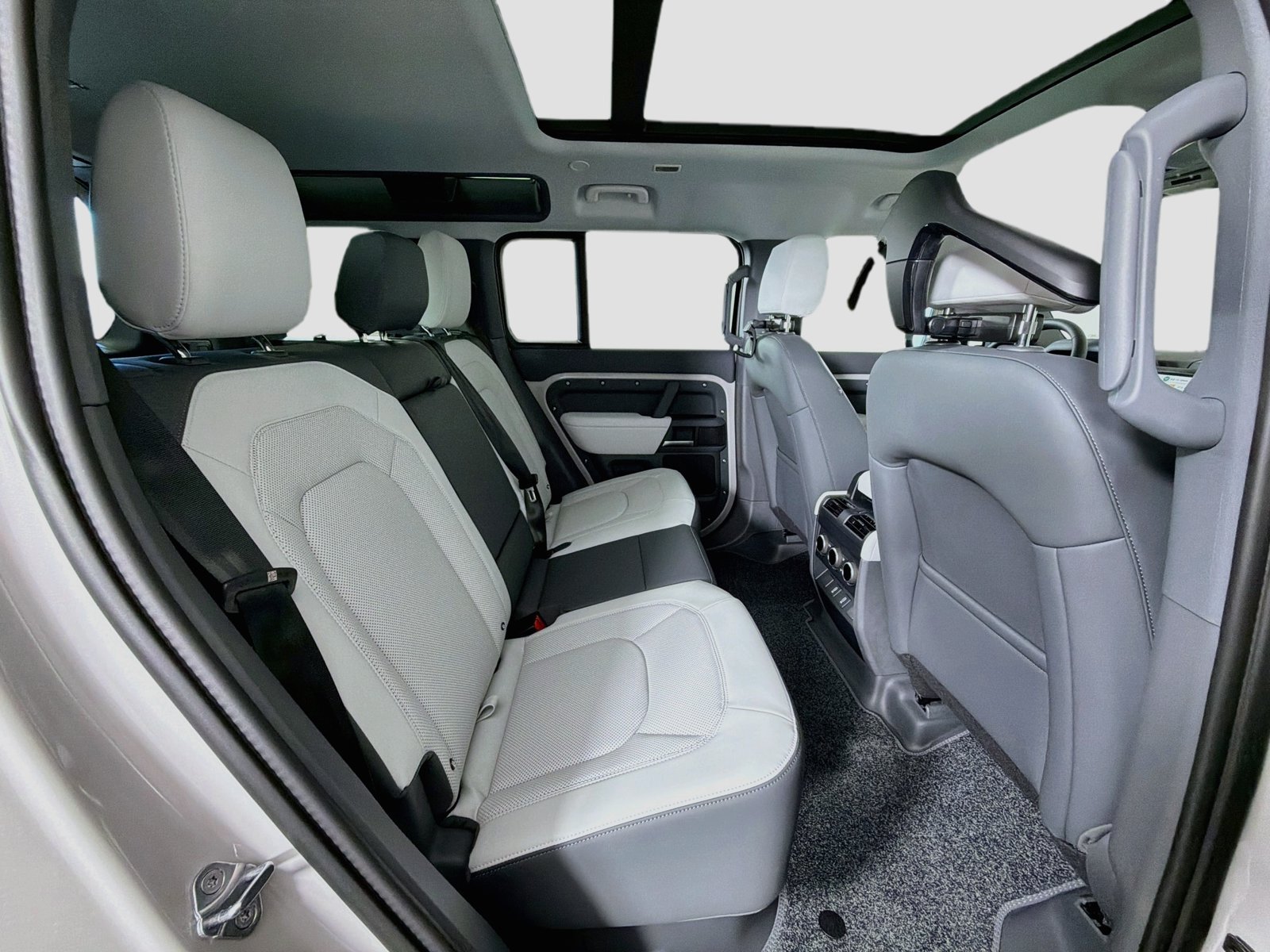 New 2026 Land Rover Defender 110 S AWD/4WD image 32