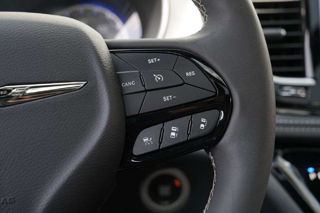 Used 2025 Chrysler Pacifica Limited FWD image 49