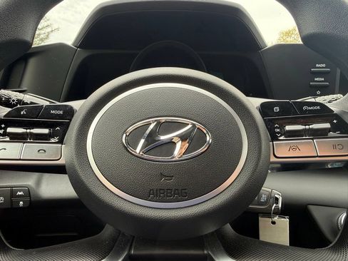 Used 2023 Hyundai Elantra SE w/ Preferred Accessory Package FWD image 20